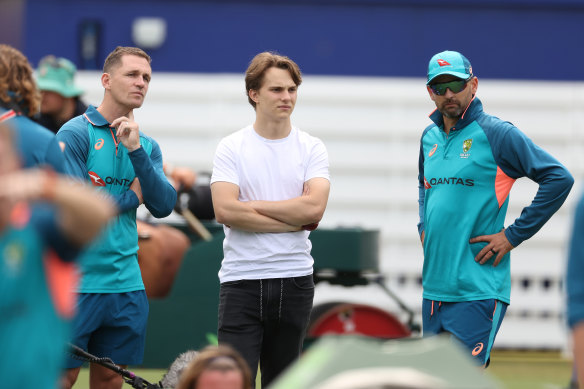 Nathan Lyon (centre) chats with retired AFL player Joel Selwood and F1 driver Oscar Piastri.