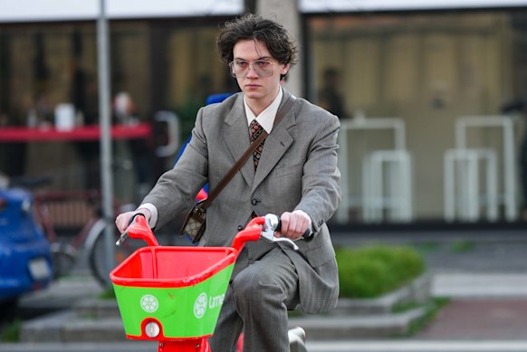 A biking commute benefits from
breathable and crease-free fabrics.