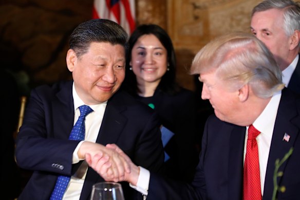 Xi janta em Mar-a-Lago em Abril de 2017. Trump contou mais tarde como informou ao líder chinês que tinha acabado de lançar ataques aéreos contra a Síria enquanto os dois desfrutavam de um “lindo pedaço de bolo de chocolate” como sobremesa.