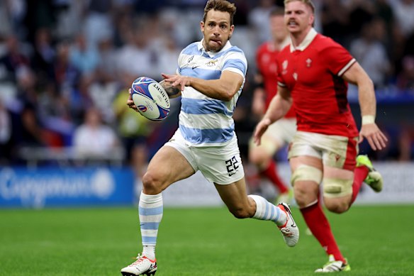 Nicolas Sanchez of Argentina breaks with the ball to score his team’s second try.
