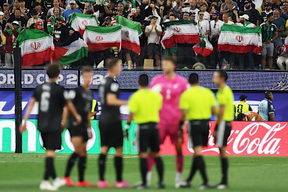 Torcedores iranianos mostram seu apoio durante a partida da Copa do Mundo entre Nova Zelândia e Irã, em Los Angeles