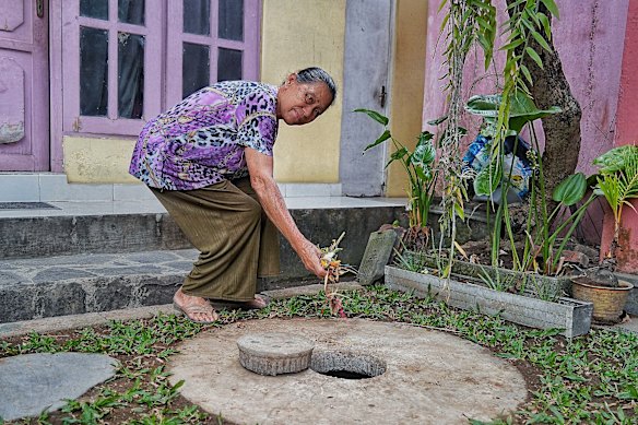 Sri Maryati, 78, adalah salah satu dari sedikit orang di Bali dengan 