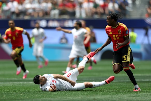 Ngoy fouls Taremi.