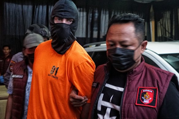 Darcy Jenson sfilata in una conferenza stampa della polizia a Bali a giugno.