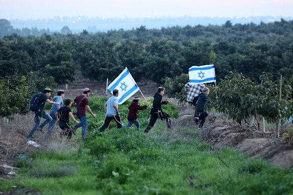 Coloni israeliani camminano in direzione del confine tra Israele e Gaza durante una manifestazione vicino al Kibbutz Kfar Aza, nel sud di Israele, il 5 febbraio 2026.