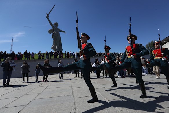 Honour guard soldiers march as people walk to the statue of The Motherland Calls to remember Soviet soldiers falling in fighting against Nazi Germany at Mamayev Kurgan in Volgograd, once known as Stalingrad, about 900 km (550 miles) southeast of Moscow, Russia.