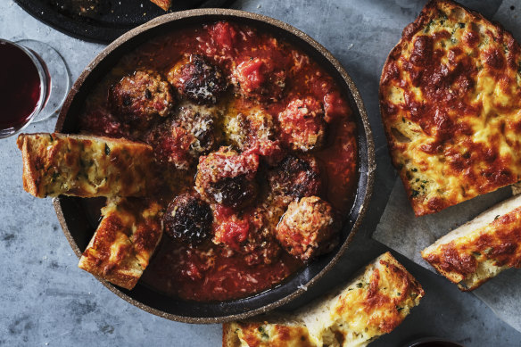 The cheesy garlic bread goes perfectly with meatballs “al forno” (pictured).