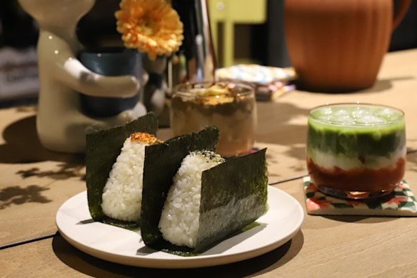 Onigiri (bolinhos de arroz recheados) feitos sob encomenda custam a partir de US$ 7 na Maji Pantry em Collingwood.