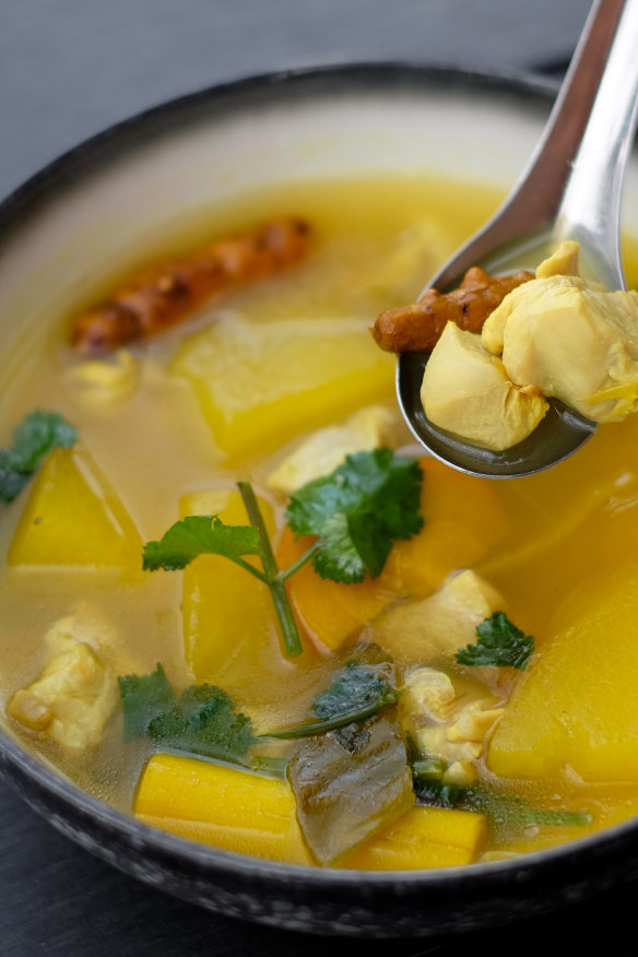 Kai tom ka-min : boiled chicken with turmeric.