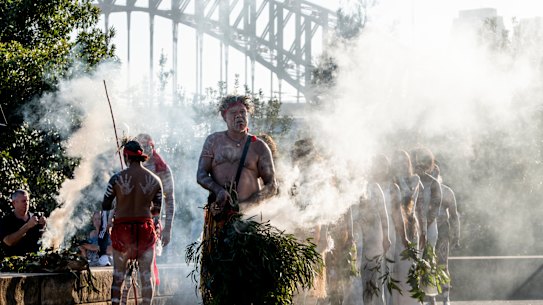 Uma cerimônia indígena de fumar.