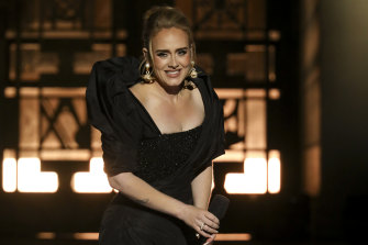 Adele selama penampilannya di Observatorium Griffith di Los Angeles.