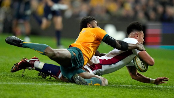 England five-eighth Marcus Smith scores in the 55th minute. 