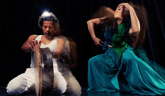 As dançarinas indonésias Murtala e Alfira O'Sullivan fazem um show combinado chamado Sisa-Sisa no Bankstown Arts Centre durante o Festival de Sydney.