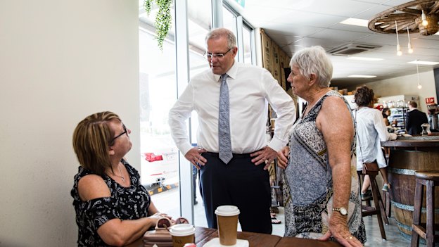 Scott Morrison talks with Gayle Price-Davies and Gwyneth Hockey over a coffee.