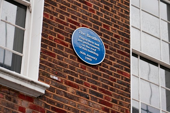 Una targa blu segnala l'edificio dove i Beatles tennero il loro ultimo concerto.