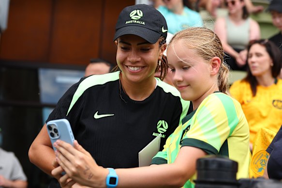 Mary Fowler frequentou a academia três dias depois de sua primeira partida no Manchester City, desde que rompeu o ligamento cruzado anterior há quase um ano.