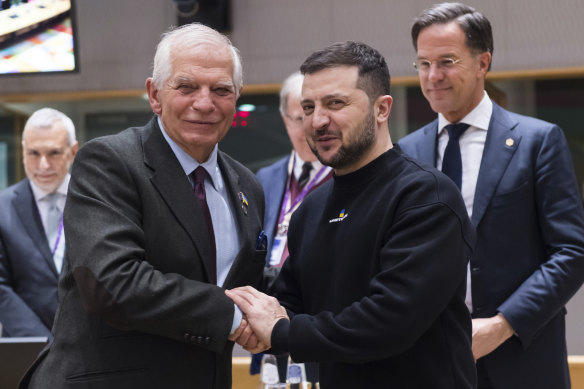Avrupa Birliği dış politika sorumlusu Josep Borrell (solda), Şubat ayında Brüksel'de düzenlenen AB zirvesinde düzenlenen yuvarlak masa toplantısında Ukrayna Devlet Başkanı Volodymyr Zelenskyy ile el sıkışırken.