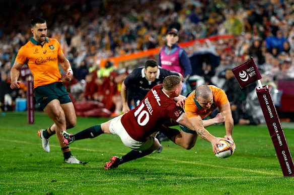 Dylan Pietsch marca para os Wallabies em Sydney em 2025.