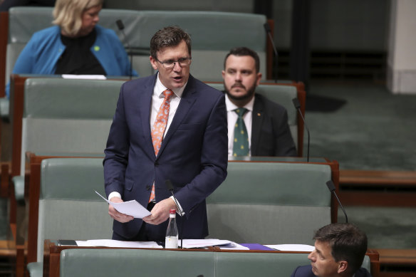 Acting immigration minister Alan Tudge pinned the blame on states as confusion over New Zealand arrivals erupted.