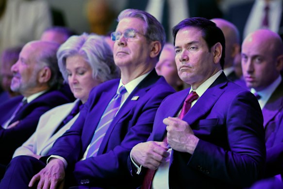 Kepala staf Gedung Putih Susie Wiles, Menteri Keuangan Scott Bessent dan Menteri Luar Negeri Marco Rubio menyaksikan pidato Donald Trump.