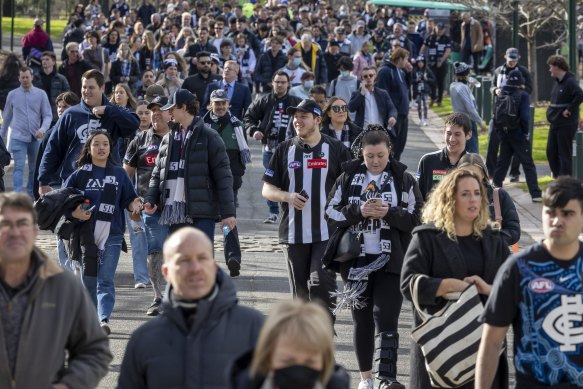 Collingwood fans arrive at the MCG.
