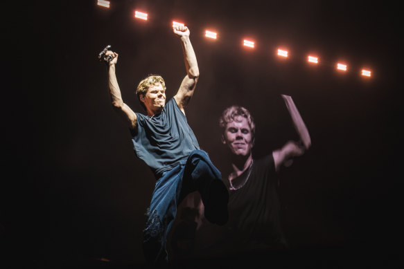 The Kid Laroi’s stage presence demonstrates a level of professionalism beyond his years.