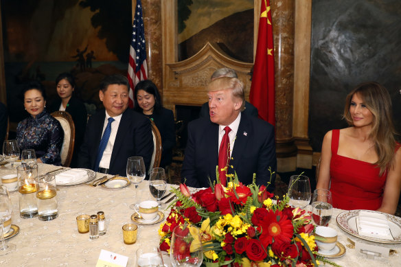 Затем президент США Дональд Трамп и президент Китая Си Цзиньпин со своими женами, первой леди Меланией Трамп и первой леди Китая Пэн Лиюань ужинали в Мар-а-Лаго в 2017 году.