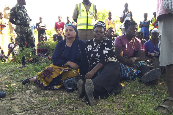 Gladys Ganda ve Abide Mia, Shire Nehri kıyısında yerel halkla birlikte.