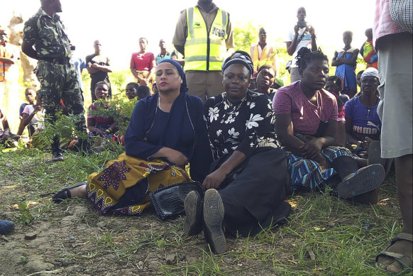 Gladys Ganda and Abide Mia with locals on the banks of the Shire River.