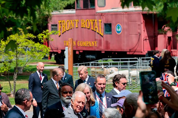 Il re ha incontrato i membri della comunità nella città opportunamente scelta di Front Royal, in Virginia.