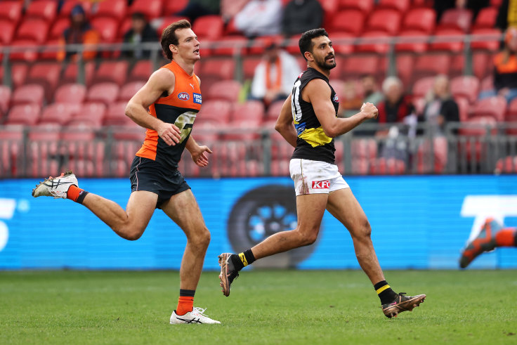 Sydney, Australia. 04th June, 2023. Toby Bedford of the GWS Giants gets  ready to kick the ball during the AFL Round 12 match between the GWS Giants  and the Richmond Tigers at