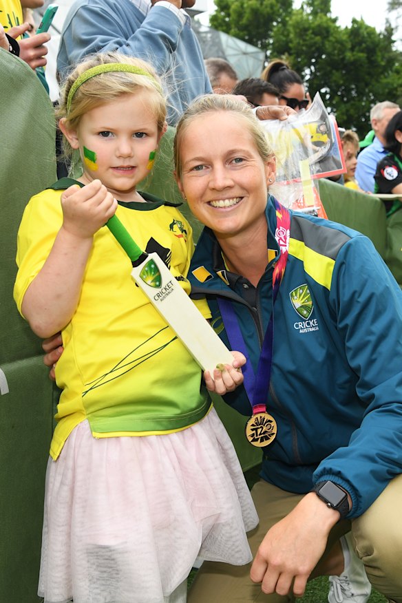 Meg Lanning meets a young fan.