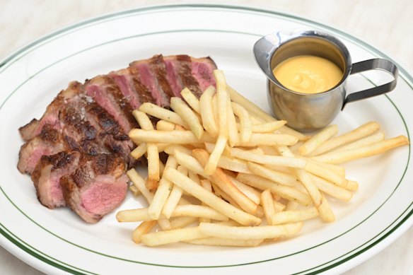 Steak frites with bearnaise.