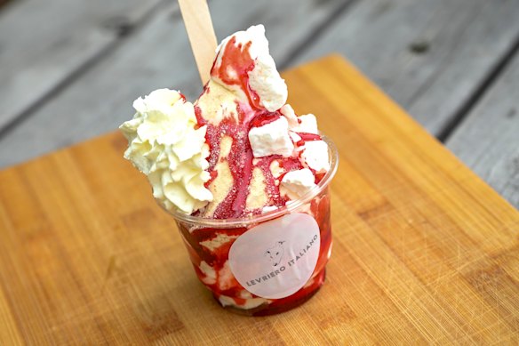 Sorvete de biscoito Fragola (morango) com merengue e biscoitos amanteigados esfarelados.
