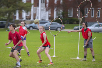 Maryland Üniversitesi quidditch takım üyesi Heather Farnan, ortada, daha önce quidditch olarak bilinen sporun antrenmanı sırasında bir bludger ile savunma yapıyor.