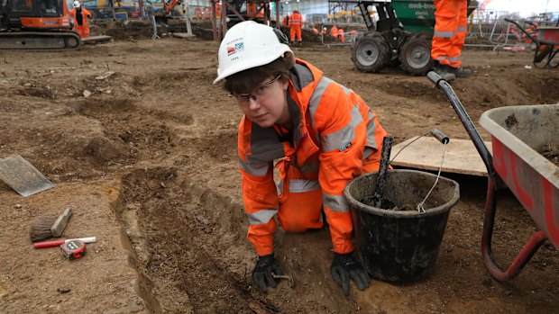 Archaeologists work at Matthew Flinders' grave. 