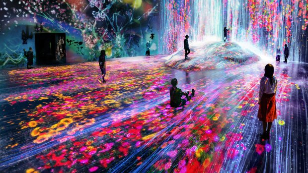 teamLab, Exhibition view, MORI Building DIGITAL ART MUSEUM: teamLab Borderless, 2018, Odaiba, Tokyo 