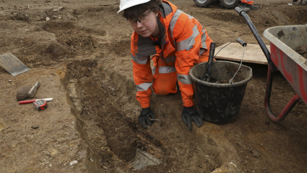 Archaeologists work at Matthew Flinders' grave. 