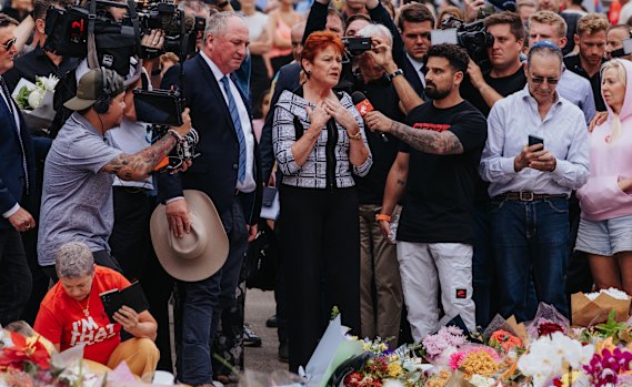 Pauline Hanson e Barnaby Joyce do One Nation em Bondi na terça-feira.
