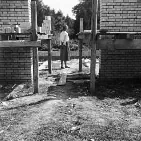 Lis Utzon, surveying the building of their home, Denmark's first open-plan house.