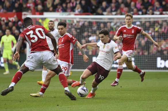 Manchester City’s Julian Alvarez, center, dribbles the ball past Nottingham Forest’s Willy Boly.