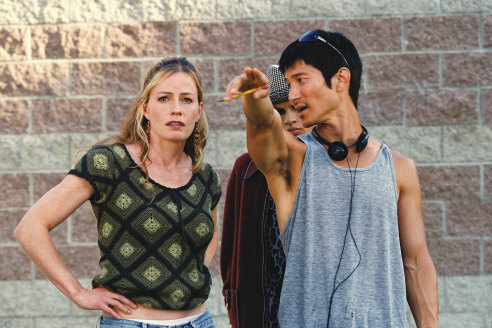 Shue with director Gregg Araki on the set of Mysterious Skin in August 2003.