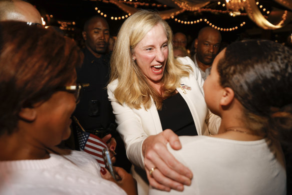 Abigail Spanberg abraza a sus seguidores en una fiesta de vigilia electoral.