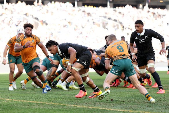Wallace Sititi strolls over for another All Black try.