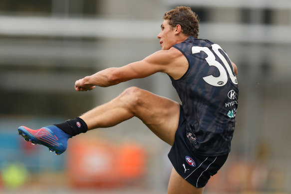 Blues spearhead Charlie Curnow in action against the Saints.