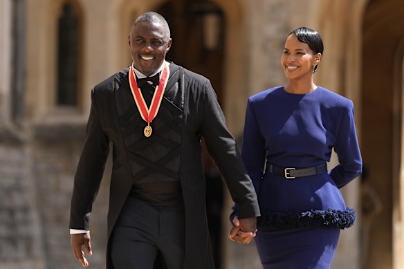 Sir Idris Elba y su esposa Sabrina Elba después de que Elba fuera nombrado caballero por el rey Carlos la semana pasada. 