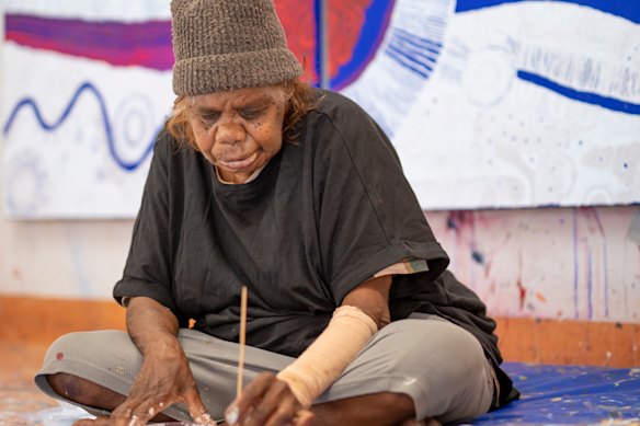 Betty Kuntiwa Pumani in her studio at Mimili Maku Arts.