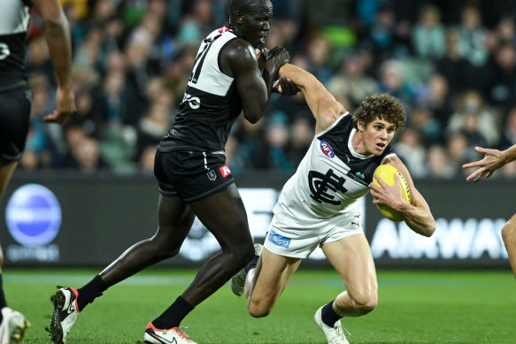 When Port’s Aliir Aliir grabbed Charlie Curnow by the arm early in Thursday night’s game, the star Carlton forward was in trouble.