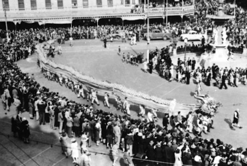 Loong, the imperial dragon, threads its way through the Bendigo Easter parade in 1946.