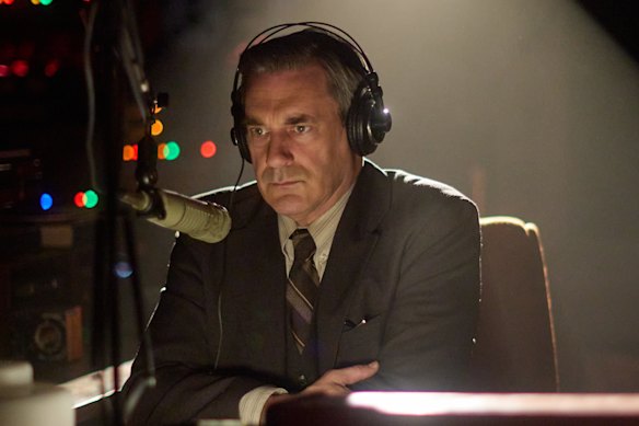 Jon Hamm sebagai penyiar berita Fred Heckman memberikan ketenangan yang sama yang disukai pemirsa dalam karakter yang membuatnya terkenal, Don Draper dari Mad Men.